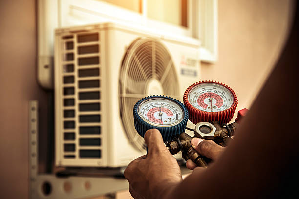 Professional Hvac technician working in Washington, IA